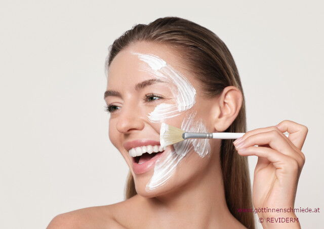 Frau mit Maske und Pinsel